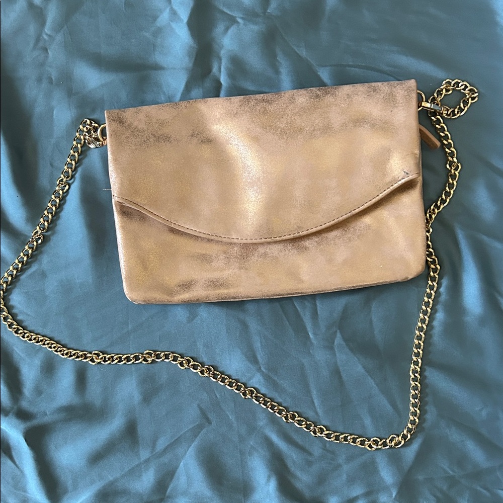 Elegant Gold Crossbody Bag with Chain Strap